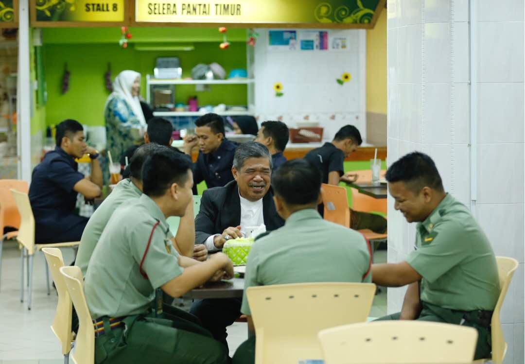 Mat Sabu Spotted Chilling And Eating With Staff In Mindef's Cafeteria - World Of Buzz 2