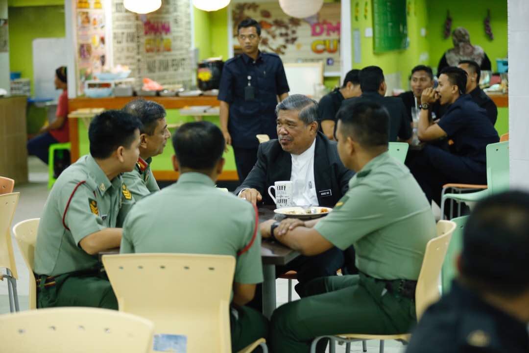 Mat Sabu Spotted Chilling And Eating With Staff In Mindef's Cafeteria - World Of Buzz 3