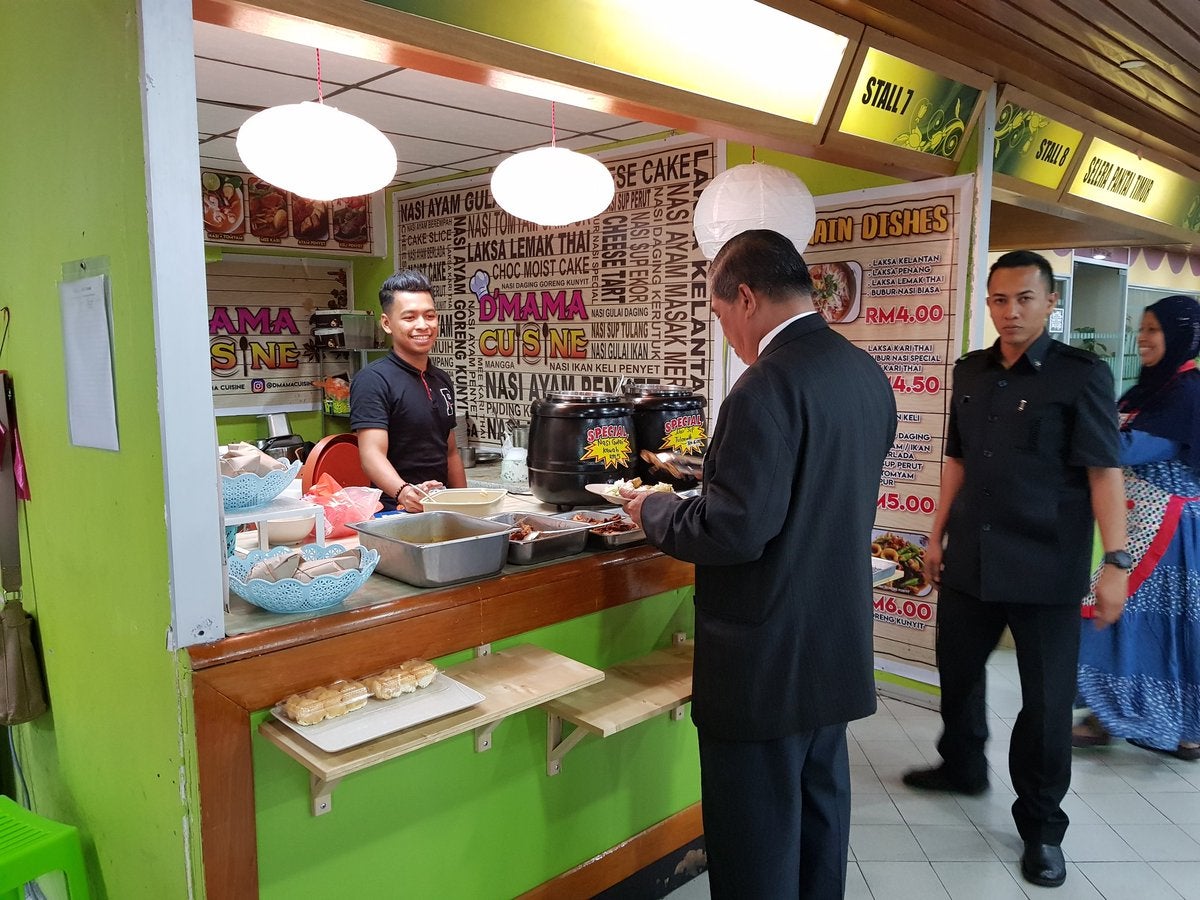 Mat Sabu Spotted Chilling And Eating With Staff In Mindef's Cafeteria - World Of Buzz