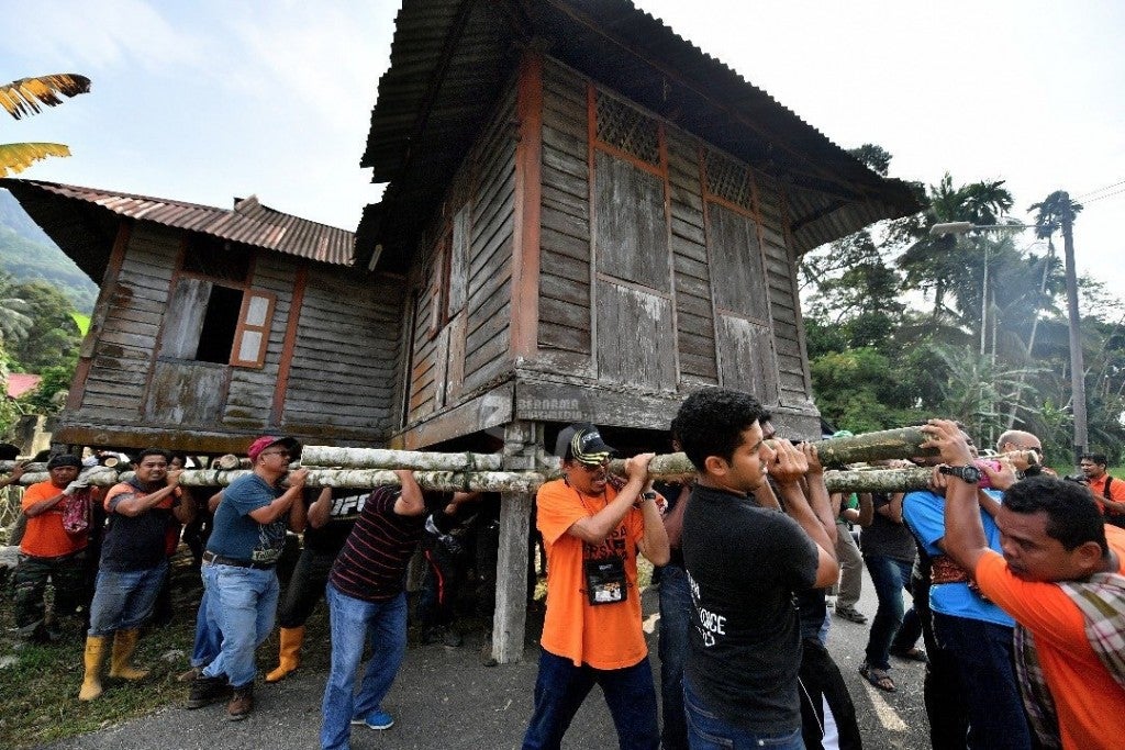 Moving A 6 Tonne House In Kuala Kangsar - WORLD OF BUZZ