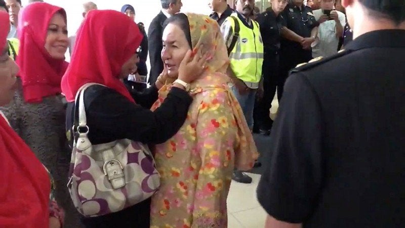 Rosmah Lovingly Shows Up At Court To Accompany Najib Home After He Is Released - World Of Buzz