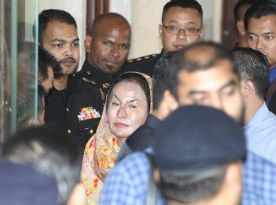 Rosmah Lovingly Shows Up At Court To Support Najib After He Is Released - World Of Buzz 2