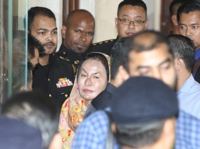 Rosmah Lovingly Shows Up At Court to Support Najib After He Is Released - WORLD OF BUZZ 2