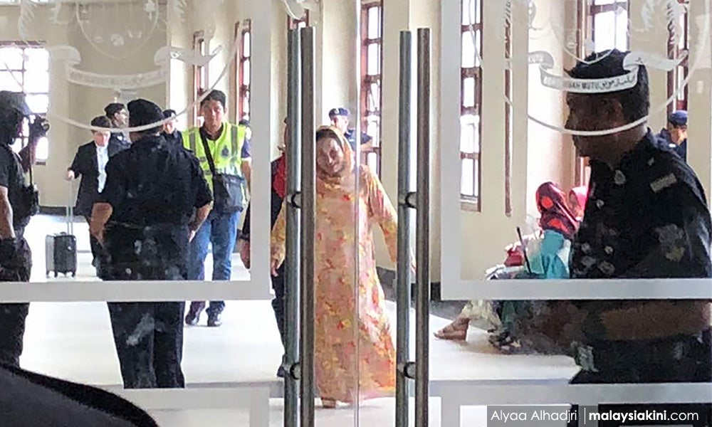 Rosmah Lovingly Shows Up At Court To Support Najib After He Is Released - World Of Buzz 3