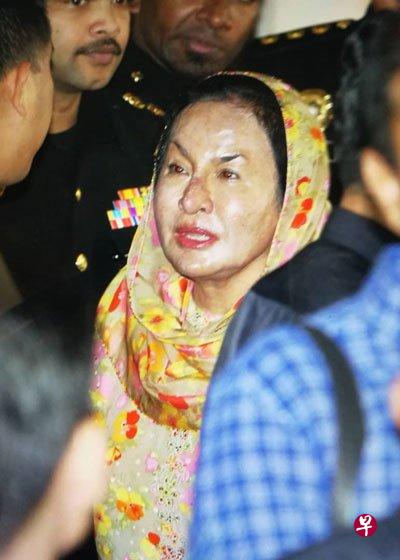 Rosmah Lovingly Shows Up At Court To Support Najib After He Is Released - World Of Buzz