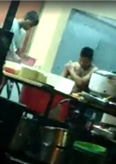 Staff at Klang Mamak Spotted Preparing Roti Canai Half-Naked and Scratching Himself - WORLD OF BUZZ 1