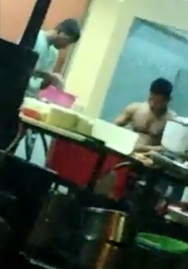 Staff at Klang Mamak Spotted Preparing Roti Canai Half-Naked and Scratching Himself - WORLD OF BUZZ
