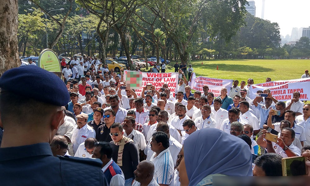 Taxi Drivers Stage Protest Against E-Hailing Service Outside Parliament House - World Of Buzz 2