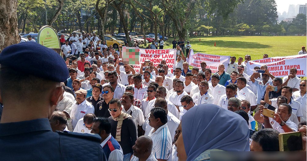 Taxi Drivers Stage Protest Against E-Hailing Service Outside Parliament House - World Of Buzz 1