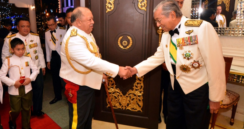 Tun M Gets Praised By Former Agong For Being Leader Who Always Keeps His Promises - World Of Buzz 1