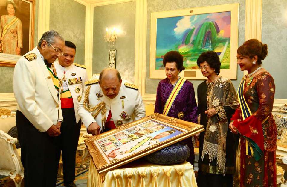 Tun M Gets Praised by Former Agong for Being Leader Who Always Keeps His Promises - WORLD OF BUZZ