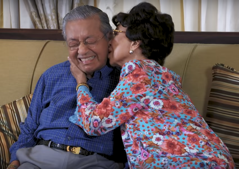 Tun Mahathir and Tun Siti Share Sweet Kiss During Birthday Interview with M'sian Teen Star - WORLD OF BUZZ 1