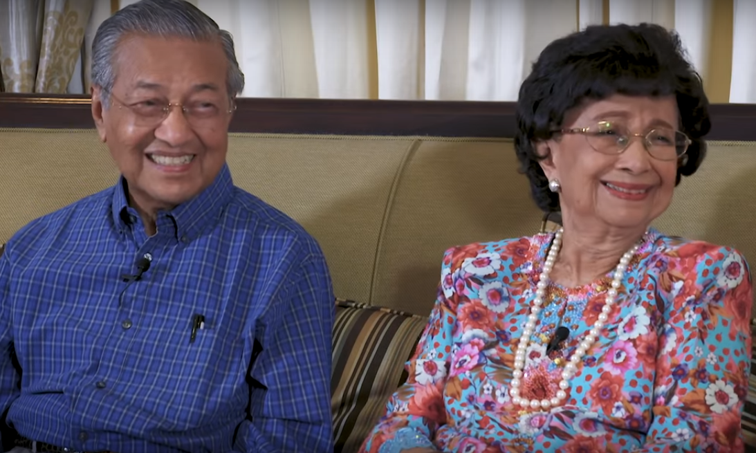 Tun Mahathir and Tun Siti Share Sweet Kiss During Interview with M'sian Teen Star - WORLD OF BUZZ