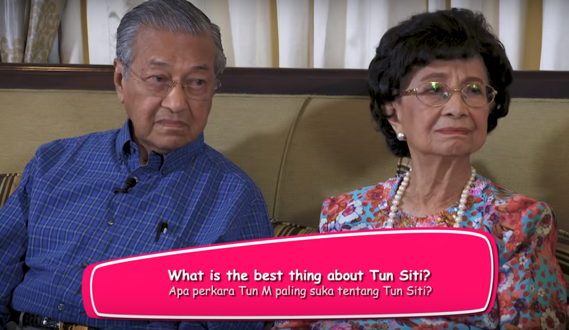 Tun Mahathir and Tun Siti Share Sweet Kiss During Interview - WORLD OF BUZZ