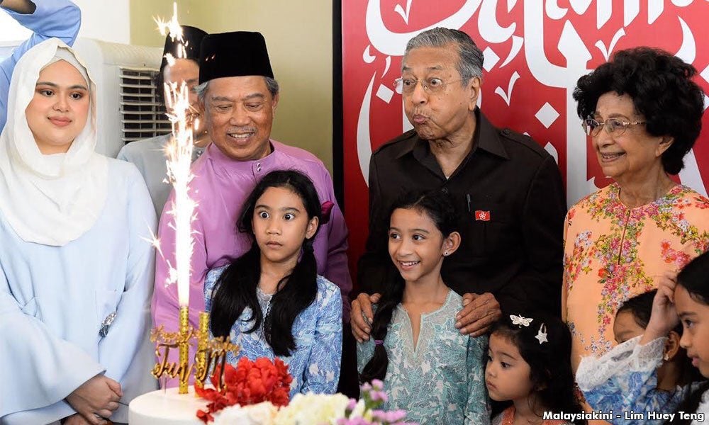 Tun Mahathir Reveals How He Manages to Stay Sharp and Healthy at 93 Years Old - WORLD OF BUZZ 1