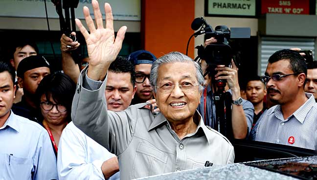 Tun Mahathir Reveals How He Manages to Stay Sharp and Healthy at 93 Years Old - WORLD OF BUZZ 2