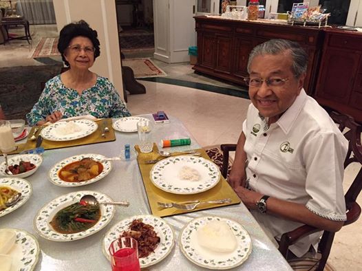 Tun Mahathir Reveals How He Manages to Stay Sharp and Healthy at 93 Years Old - WORLD OF BUZZ 4