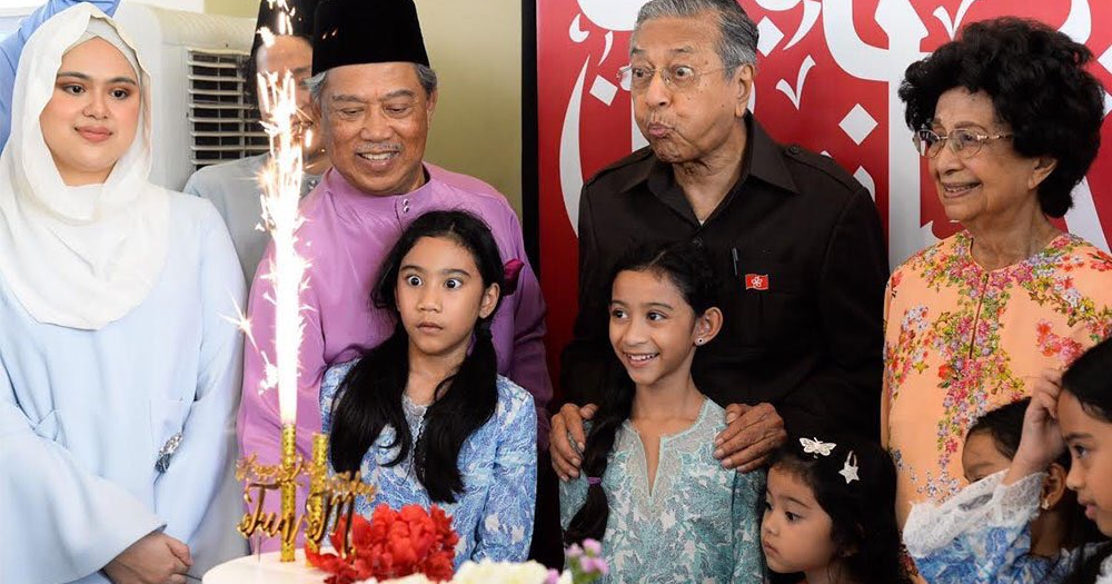 Tun Mahathir Reveals How He Manages To Stay Sharp And Healthy At 93 Years Old World Of Buzz 6 2
