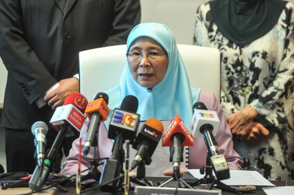 Wan Azizah: "Putrajaya is Powerless to Nullify Kelantan Child Marriage" - WORLD OF BUZZ