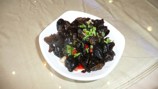7yo Girl Suffers Multiple Organ Failure After Eating Black Fungus Cold Salad - WORLD OF BUZZ