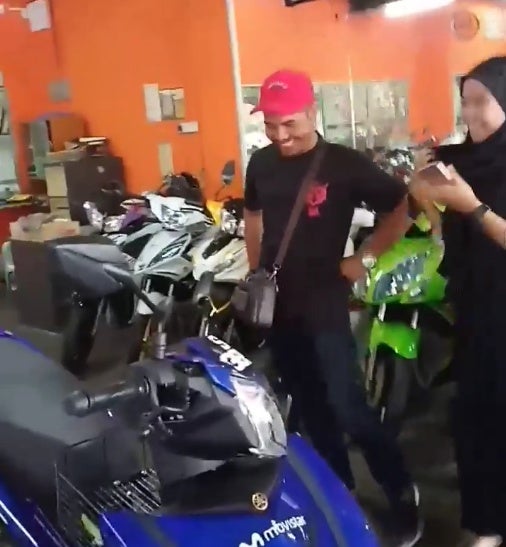 After 21 Years of Loyalty To Her And His Ex5 Motorcycle, Wife Buys Husband Brand New Motorcycle - WORLD OF BUZZ 2