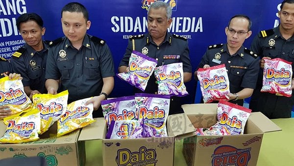 Fake Daia Detergent Found in Shops in Malaysia, Over 1,300 Packs Seized - WORLD OF BUZZ 1
