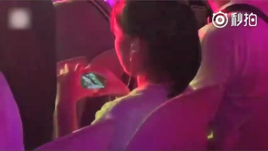Fans Shocked At Girl Who Watched Movie on Her Phone with Earphones at Jay Chou's Concert - WORLD OF BUZZ 1