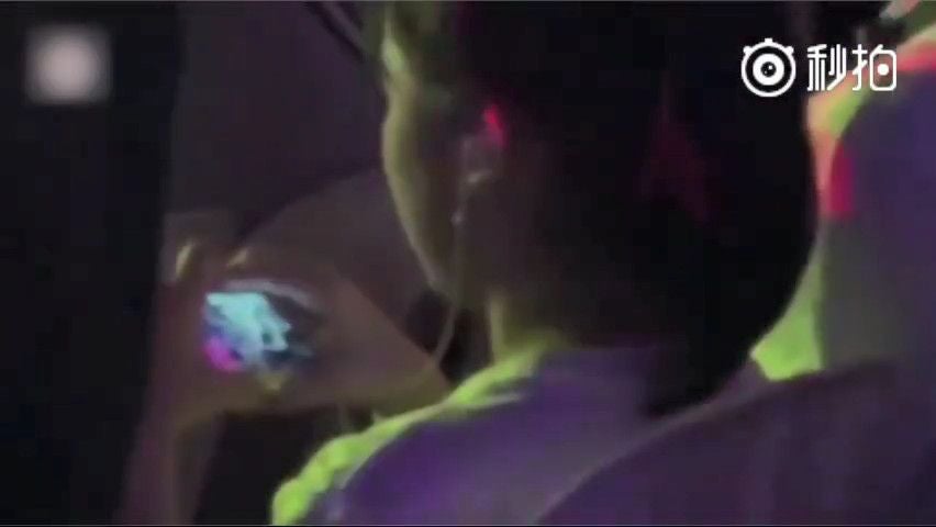 Fans Shocked At Girl Who Watched Movie on Her Phone with Earphones at Jay Chou's Concert - WORLD OF BUZZ 2