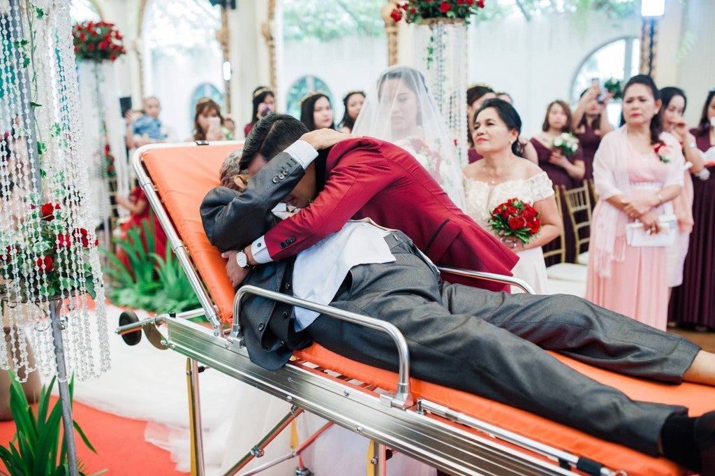Father With Advanced Cancer Fulfills Last Wish Of Walking Down The Aisle - WORLD OF BUZZ 4