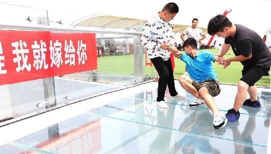 Girl Proposes with New Car and RM600K On Glass Bridge, BF Runs Away Due to Fear of Heights - WORLD OF BUZZ 3