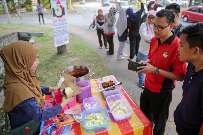 Here's How Nasi Lemak Was Created and Why M'sians Eat It for Breakfast - WORLD OF BUZZ 4