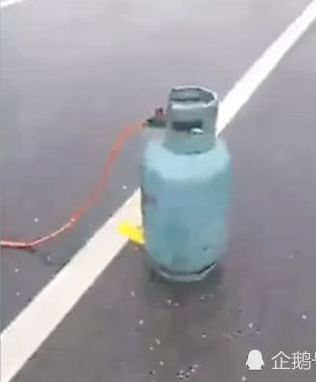 Man Bizarrely Starts to Cook Noodles In The Middle of The Road, Causes Massive Jam - WORLD OF BUZZ 1