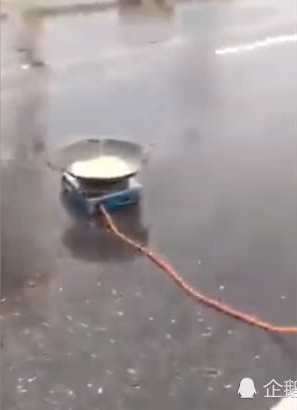 Man Bizarrely Starts To Cook Noodles In The Middle Of The Road, Causes Massive Jam - World Of Buzz 2