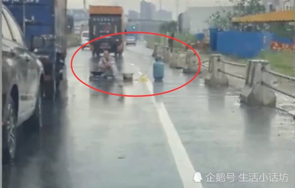 Man Bizarrely Starts to Cook Noodles In The Middle of The Road, Causes Massive Jam - WORLD OF BUZZ