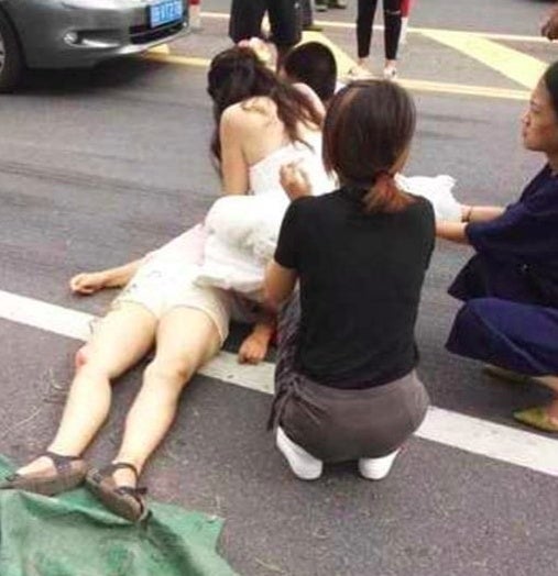 Nurse Stops to Give CPR to Accident Victim While on The Way to Her Own Wedding - WORLD OF BUZZ 1
