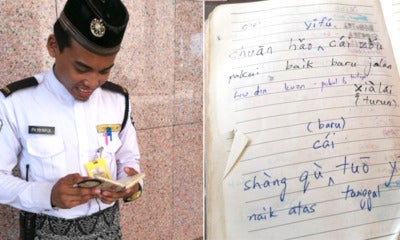 Putrajaya Mosque Guard Taught Himself 7 Languages Just To Communicate With Tourists - World Of Buzz