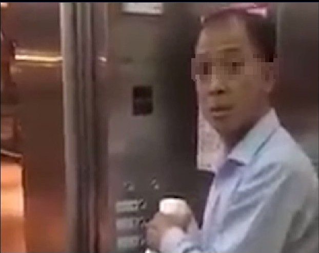 Racist Singaporean Uncle Cusses Foreign Worker And Tells Him To Get Out Of Lift - WORLD OF BUZZ 1
