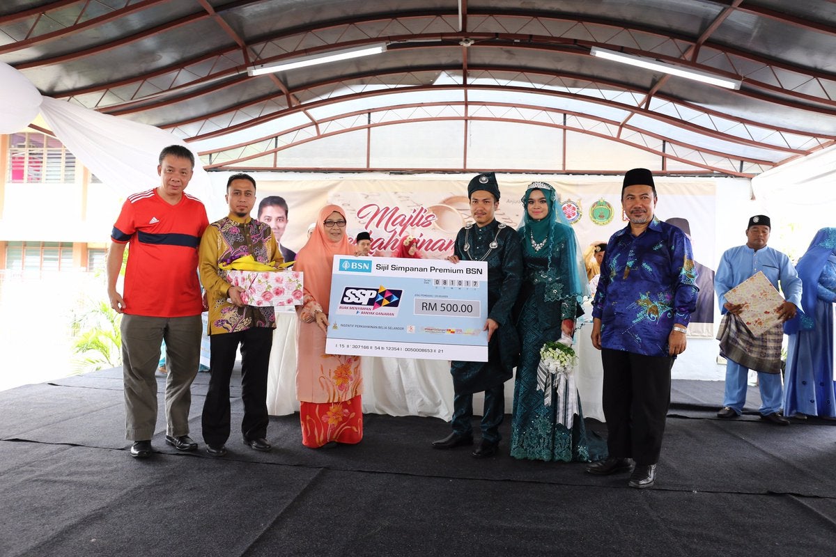 Selangor Govt is Giving RM1,000 to M'sians Who Marry Before 35 Years Old! - WORLD OF BUZZ