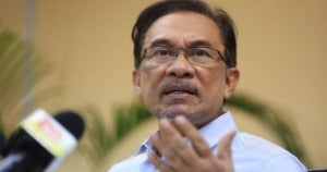"That's Not Me," Anwar Says of Viral Audio Clips Allegedly Making Negative Comments About Azmin Ali - WORLD OF BUZZ 1