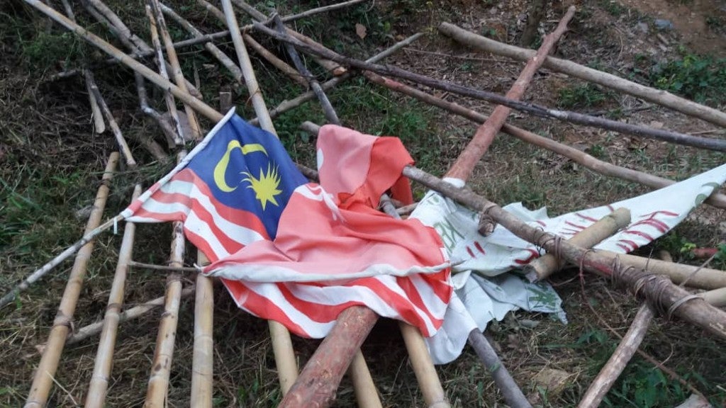Watch: Orang Asli Blockade In Gua Musang Destroyed By Durian Company - WORLD OF BUZZ 1
