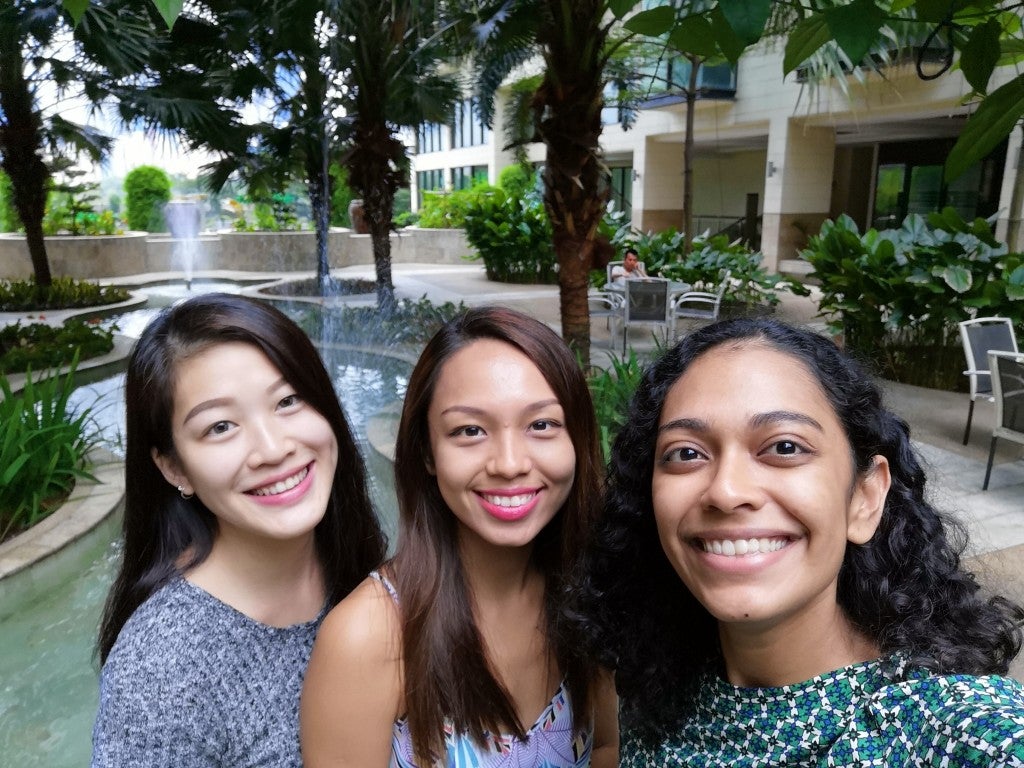 WOB Tries: Taking The Perfect Selfie in These Typical Malaysian Scenarios - WORLD OF BUZZ 3