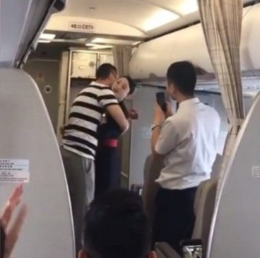Flight Attendant Gets Fired After Accepting BF's Romantic In-Flight Proposal - WORLD OF BUZZ 2