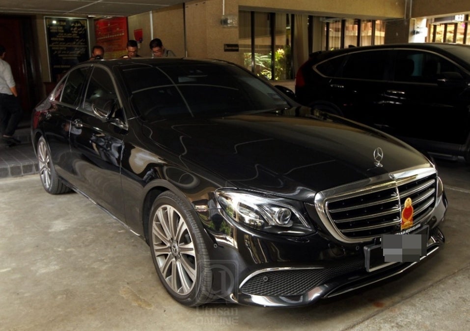 Kelantan Deputy MB: Govt Bought Mercedes-Benz For Official Because It's Cheaper to Maintain - WORLD OF BUZZ 1