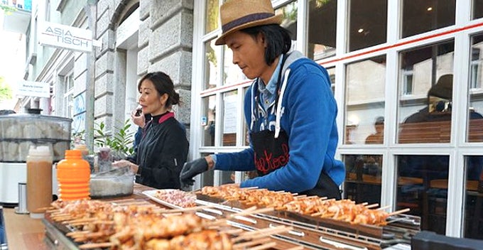 Man Quits His Boring Job as a Banker to Sell Chicken Satay in Switzerland - WORLD OF BUZZ