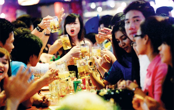 M'sian Uni Student Shares His First Clubbing Experience, Traumatised By Taking Care Of Drunk Friends - World Of Buzz 2