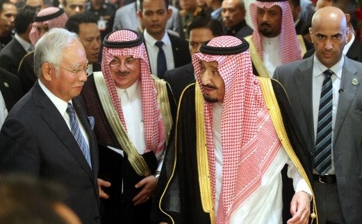 najib pulls out receipts proving saudi king donated rm415 million to him world of buzz 1