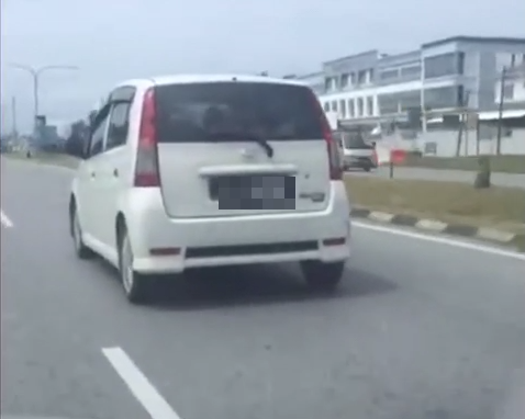 Road Bully Uses Parang To Break M'sian Woman's Car Window After She Honked Him - World Of Buzz