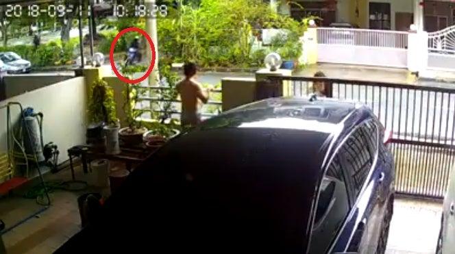 Snatch Thieves Hit And Rob Young Lady In Broad Daylight At Penang Residential Area - World Of Buzz 2