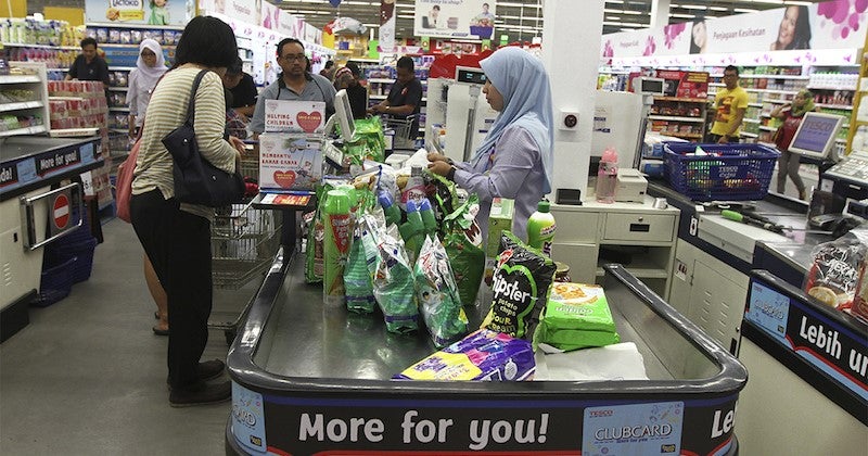 Starting 1 Jan 2019, Minimum Wage Will Be Increased to RM1,050 Per Month - WORLD OF BUZZ