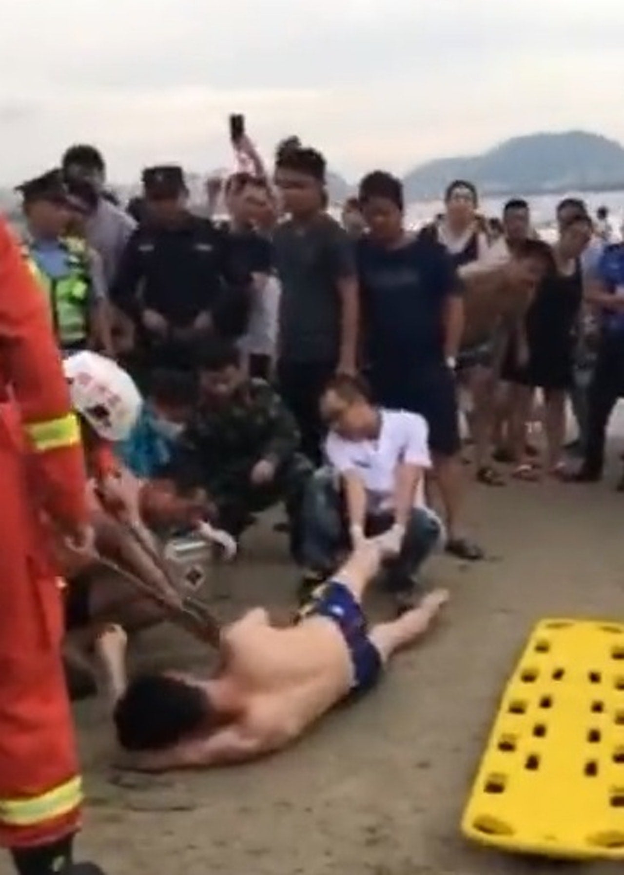 Stingray Gets Stuck to Man's Genitals After Stabbing Him in the Sea - WORLD OF BUZZ